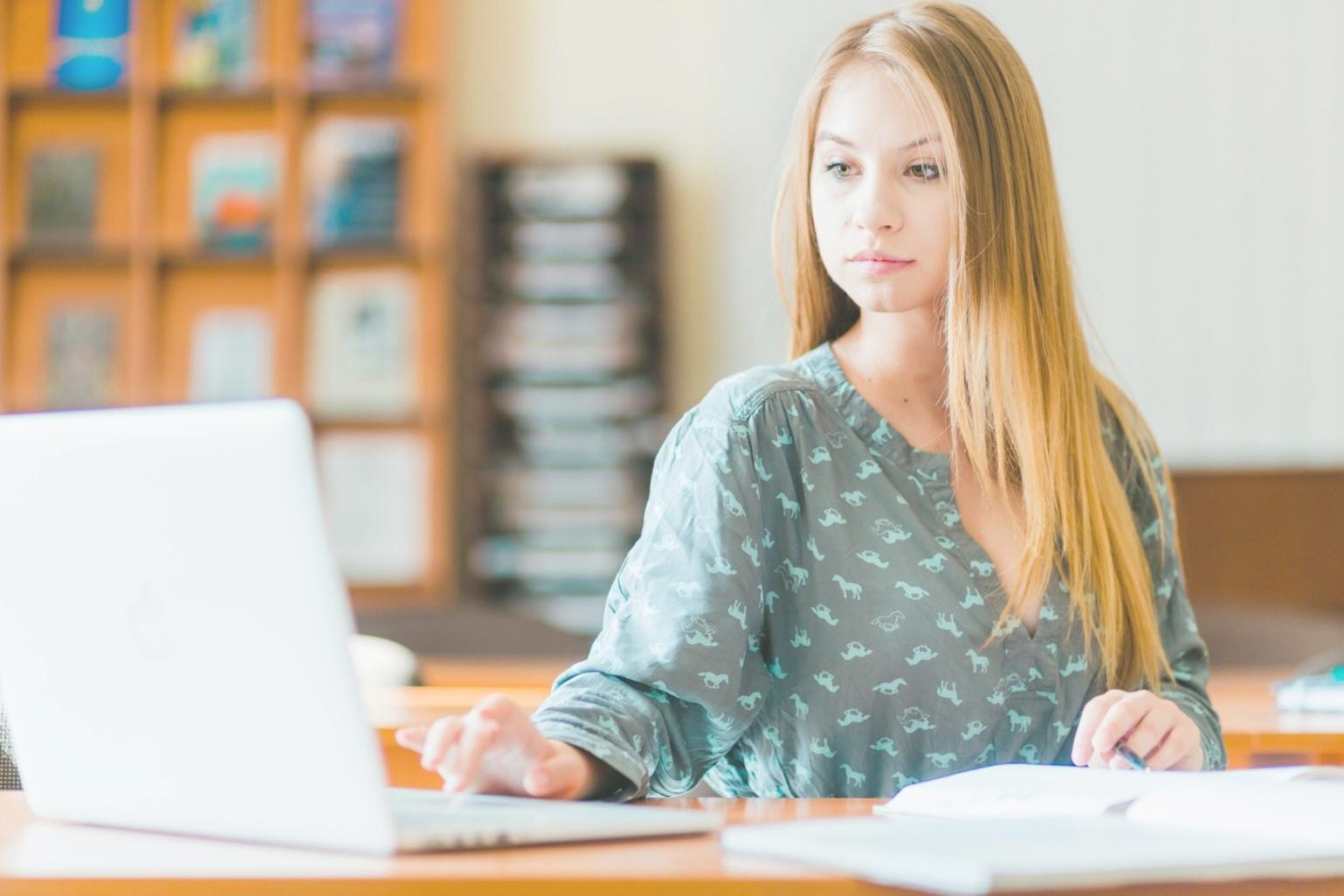 Personne analysant des documents financiers avec concentration